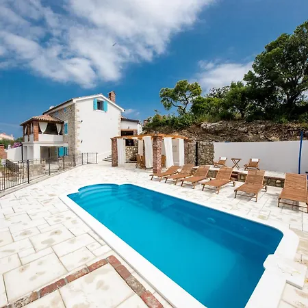 Vila Copun With Heated Pool *