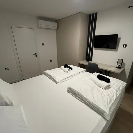 Copun With Heated Pool Vila