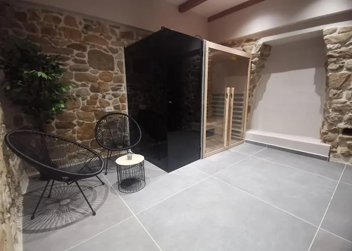 Βίλα Copun With Heated Pool Mundanije