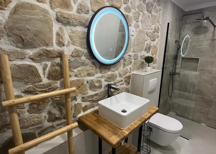 Βίλα Copun With Heated Pool Mundanije