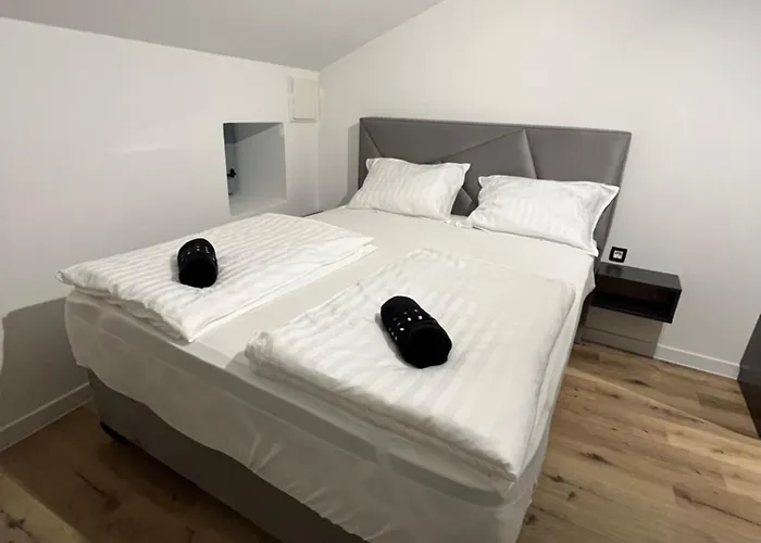 Βίλα Copun With Heated Pool Mundanije