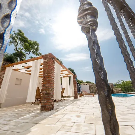 Copun With Heated Pool *