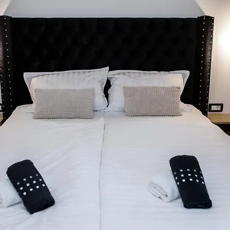 Copun With Heated Pool ヴィラ Mundanije