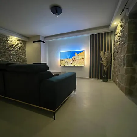 Copun With Heated Pool Vilă *