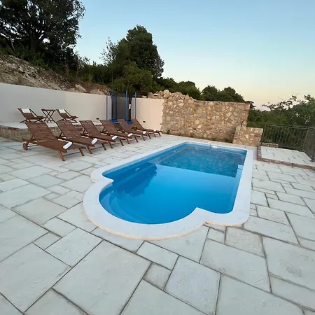 Copun With Heated Pool Vilă Mundanije