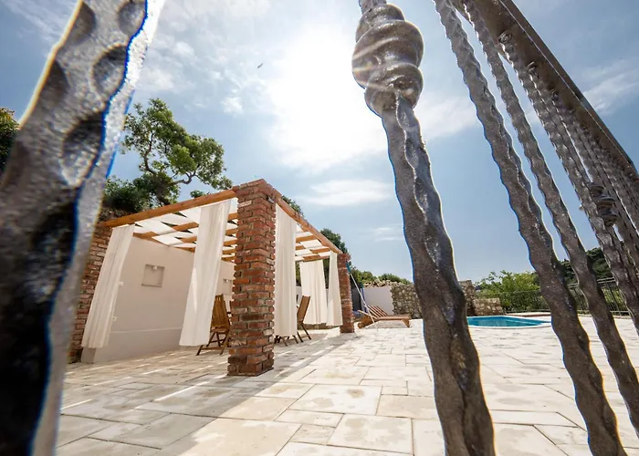 Copun With Heated Pool *