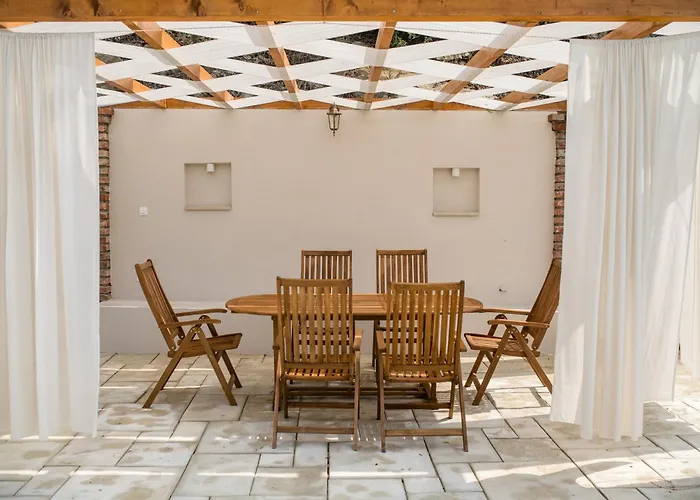 Copun With Heated Pool Vila