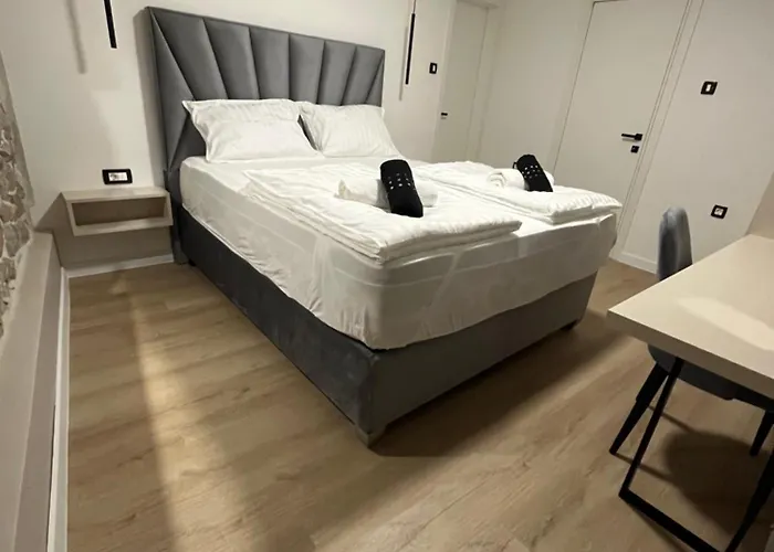 Copun With Heated Pool Vila Mundanije