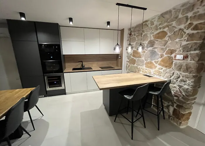 Copun With Heated Pool Vila Mundanije