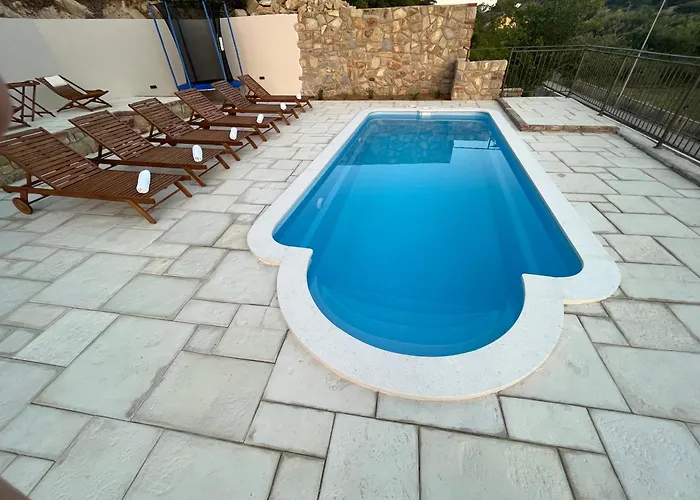 Vila Copun With Heated Pool *