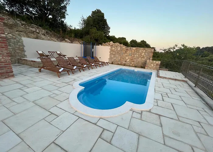 Copun With Heated Pool Villa Mundanije